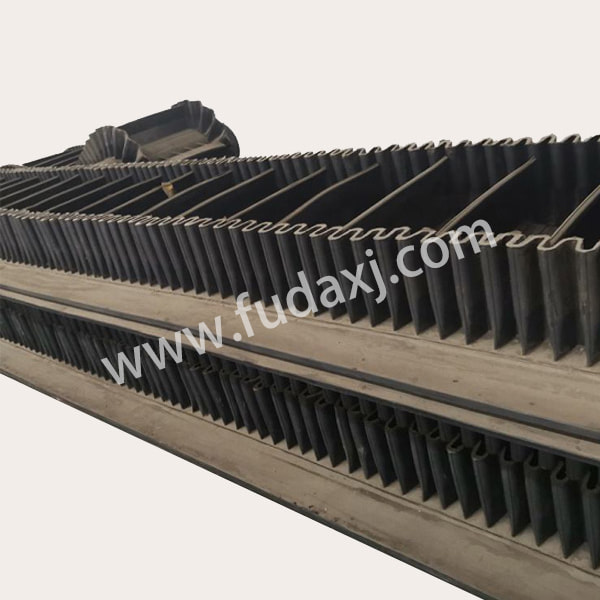 Sidewall conveyor belt